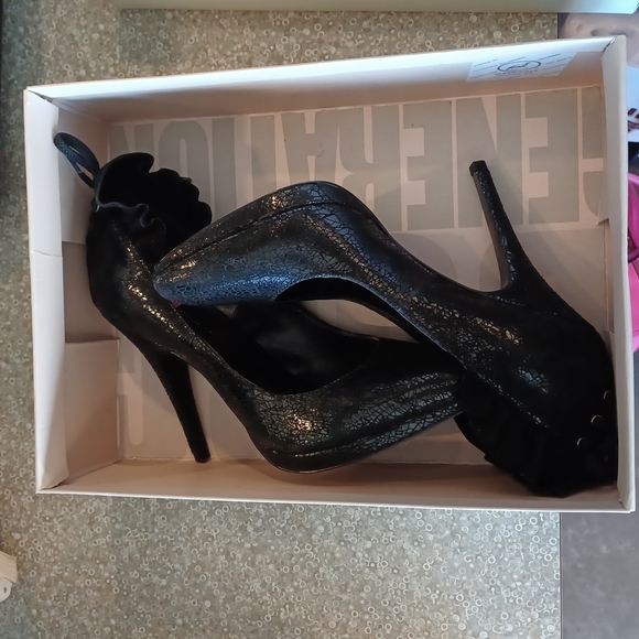 BCBGeneration "Michah" Suede Ruffle/Corset Pump Style Heel NEW- Sz. 8 - Picture 6 of 14